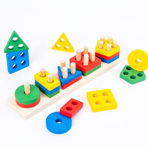 Sortator din lemn cu forme geometrice